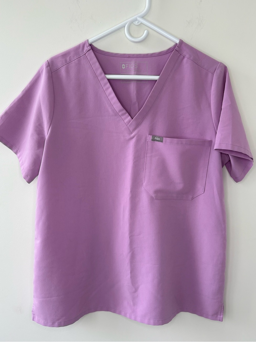 FIGS Women’s V-Neck Scrub Top in Lavender Pink PO#: 1915 Dusk Size L